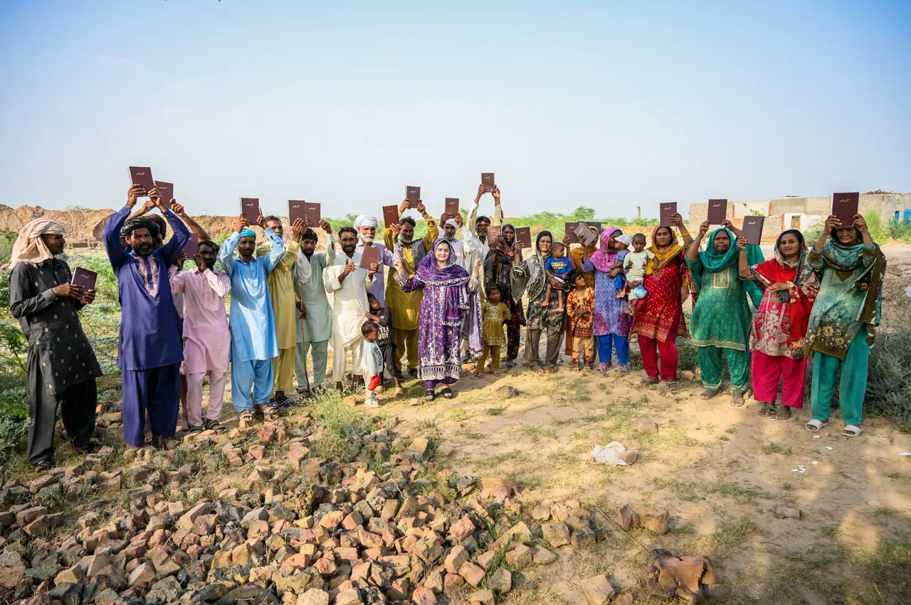 Sister Nosheen Bashir doing a work of God in the Brick Kiln community of Faisalabad., photo 3