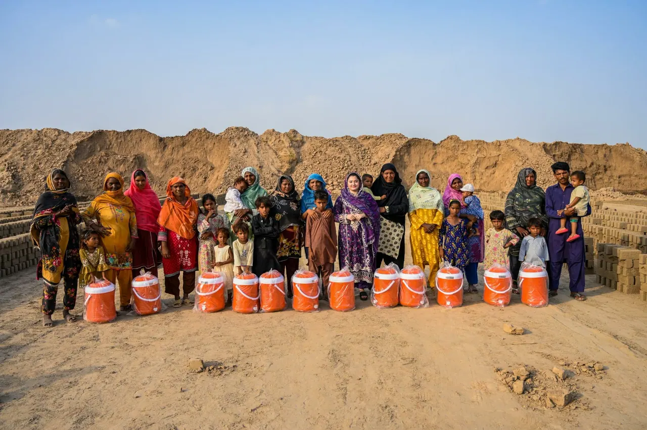 Sister Nosheen Bashir doing a work of God in the Brick Kiln community of Faisalabad., photo 4