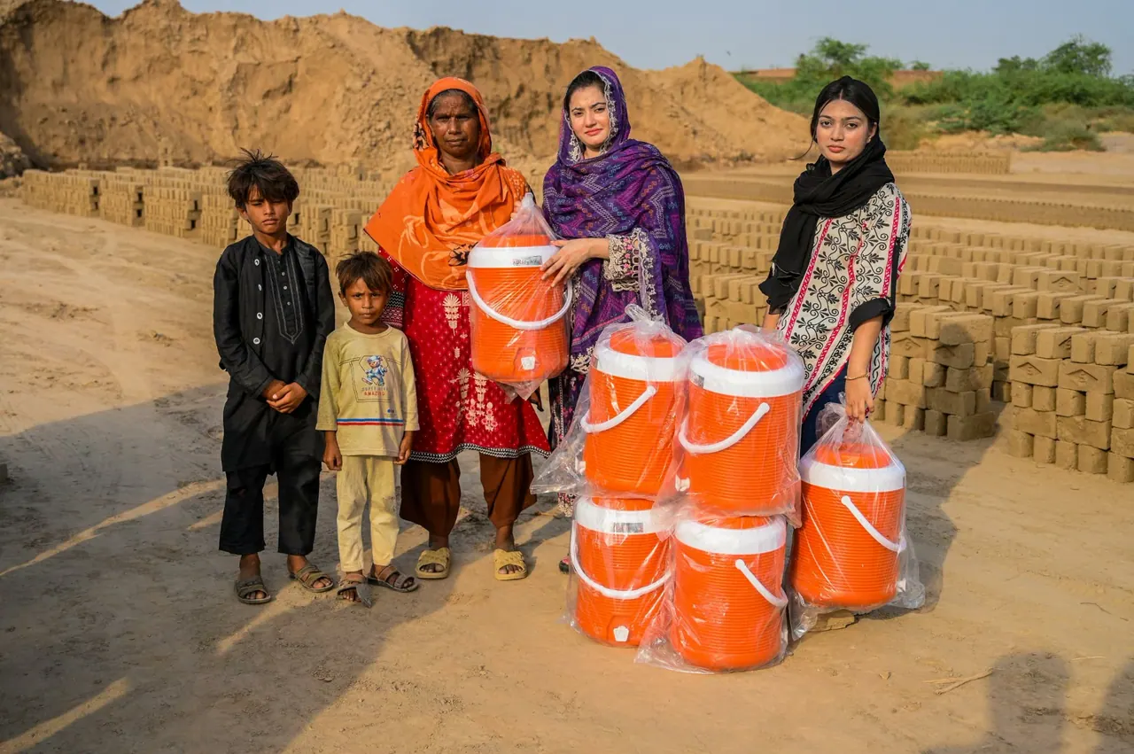 Sister Nosheen Bashir doing a work of God in the Brick Kiln community of Faisalabad., photo 5
